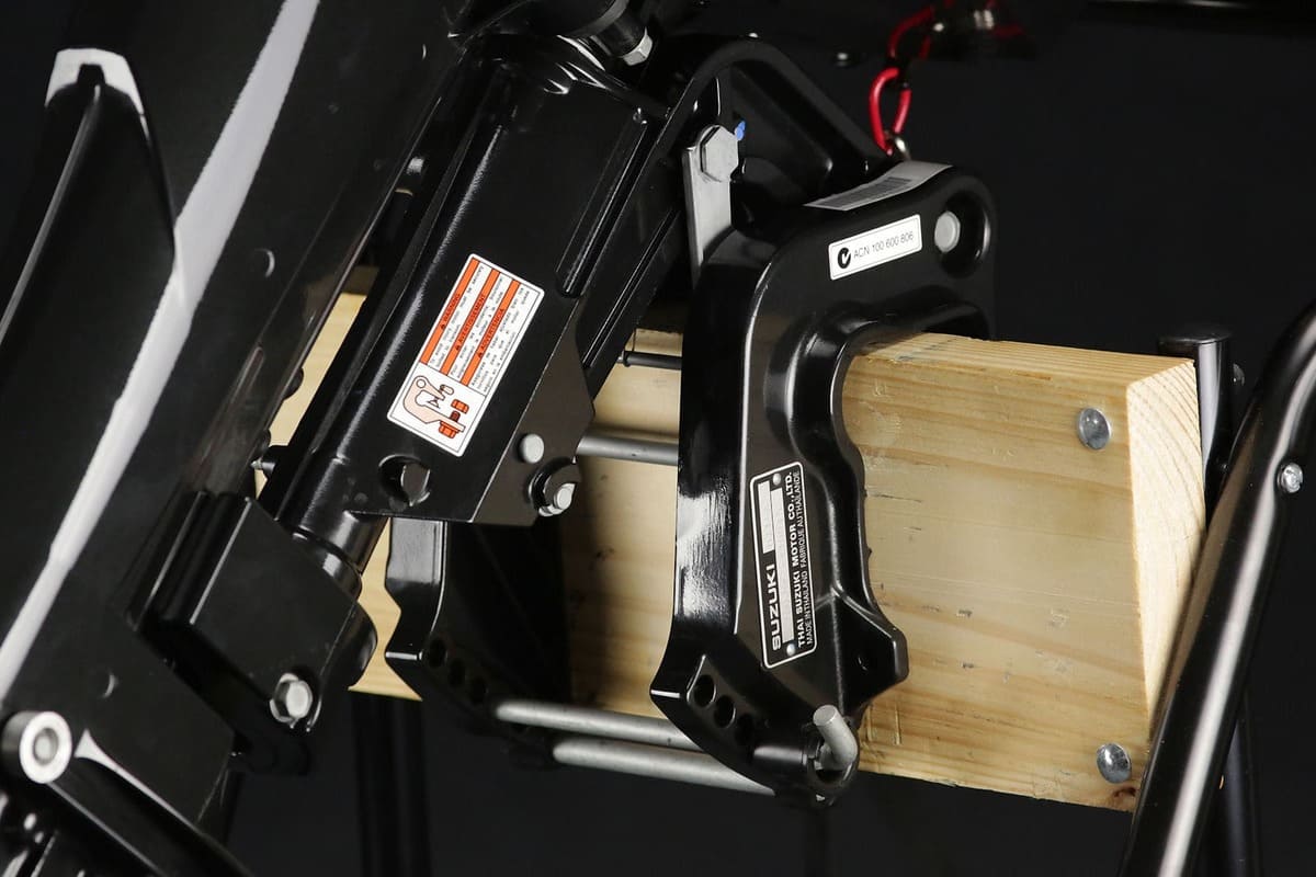 Купить 2х-тактный лодочный мотор SUZUKI DT9.9AS в Москве фото10