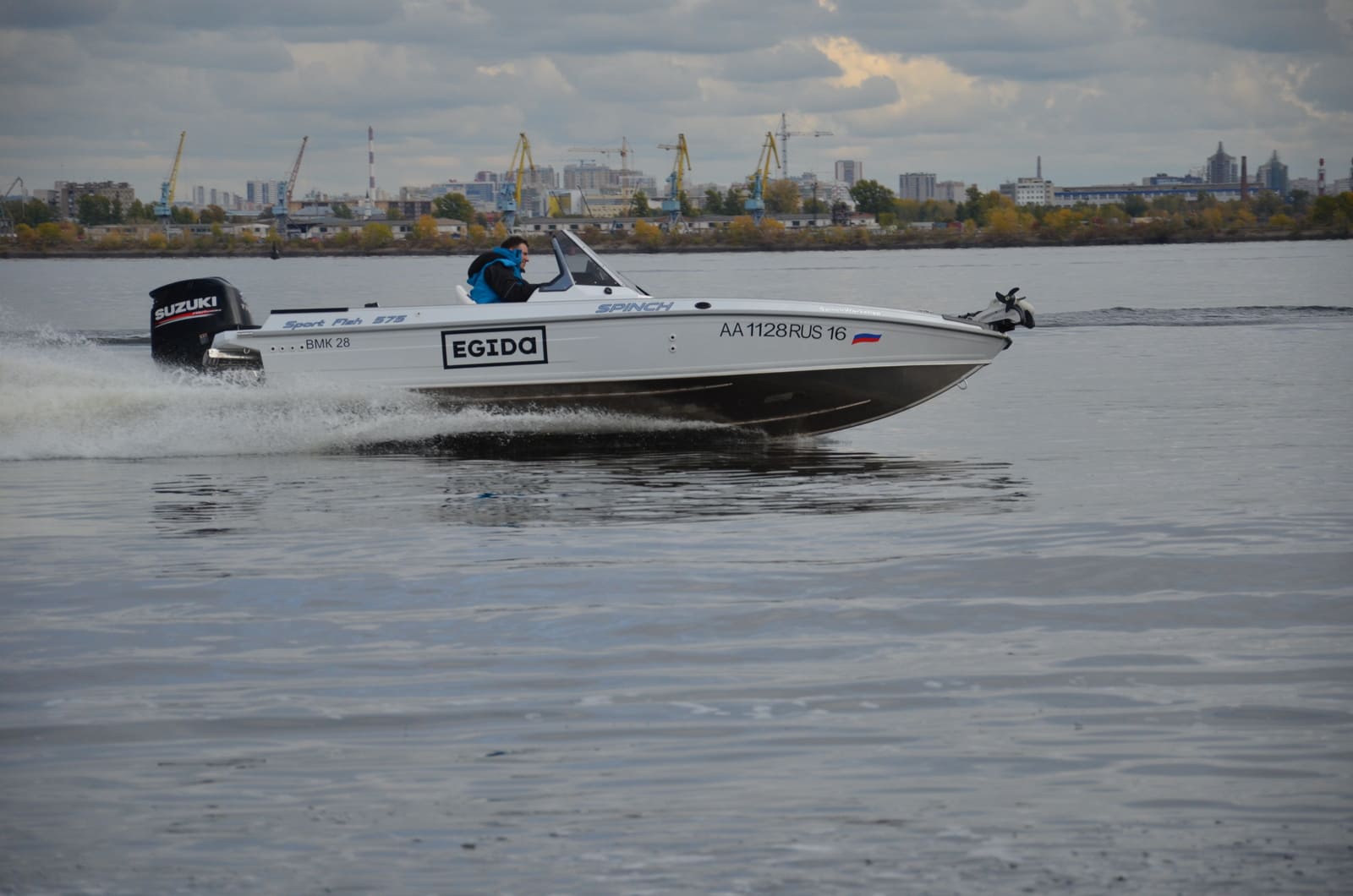 Купить Катер-лодка алюминиевая SPINCH 575 Sport Fish в Москве фото2